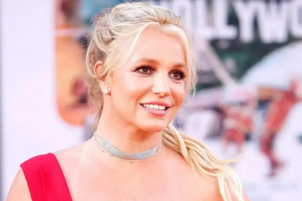 Britney Spears shares a reflection on darkness and pain: "The woman in me will make sure I find my destiny"