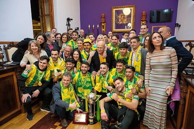 Ja�n Para�so Interior posa en el Ayuntamiento de la ciudad