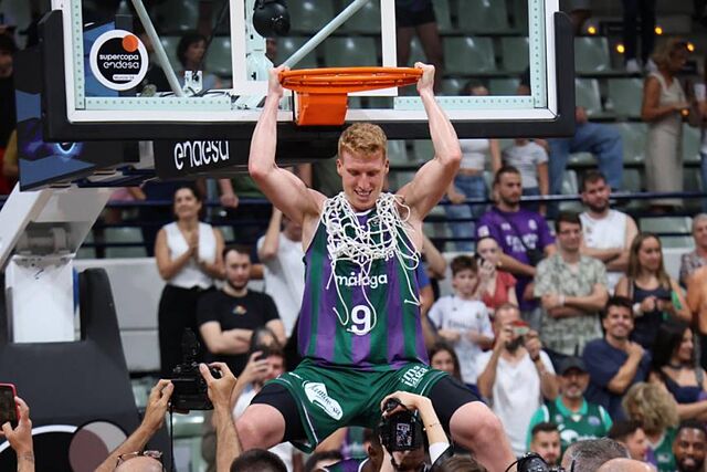 Alberto D�az, colgado del aro tras ganar la Supercopa Endesa de la temporada pasada.