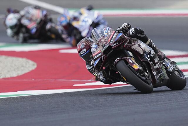 Marc M�rquez, delante de �lex y Bagnaia, en carrera.