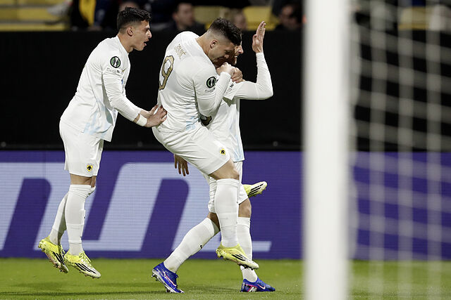 Barnabas Varga y Jovic celebran el primer tanto del encuentro ante el Celje