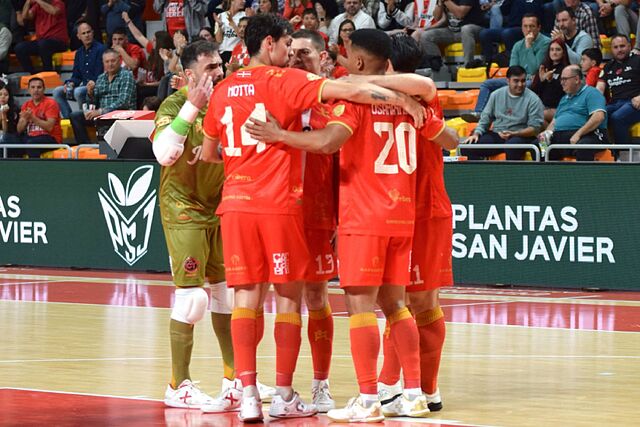Los jugadores de Jimbee Cartagena celebran uno de los goles de Osamanmusa