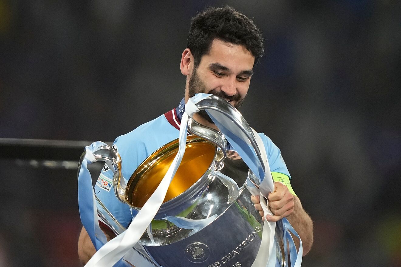G�ndogan con la copa de la Champions en sus manos.