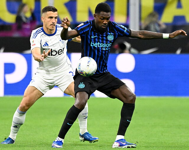 Marcus Thuram ante Alex Valle en el partido de la Copa de Italia que enfrenta a Inter de Mil�n contra Como FC