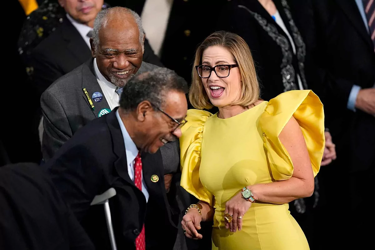 Kyrsten Sinema's bright yellow dress is talk of SOTU: 'Does she think it's  the Grammys?' | Marca