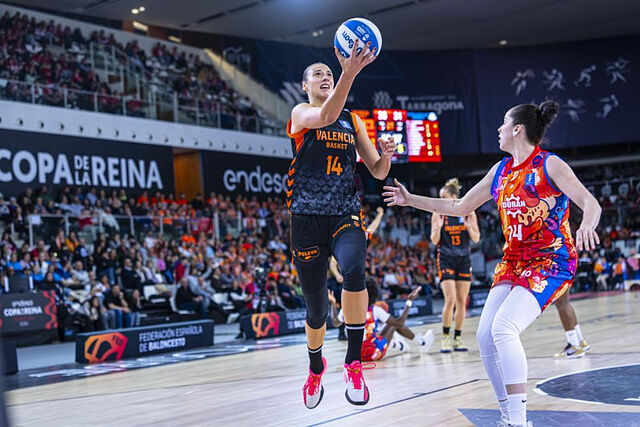 Raque Carrera entra a canasta ante Elba Garfella.