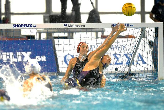 Laura Ester y Mati Ortiz, en una acci�n defensiva del Sabadell