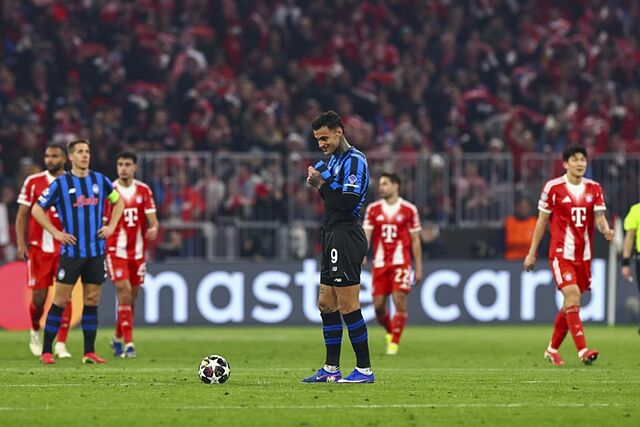 Gianluca Scamacca se lamenta despu�s de un gol del Bayern.