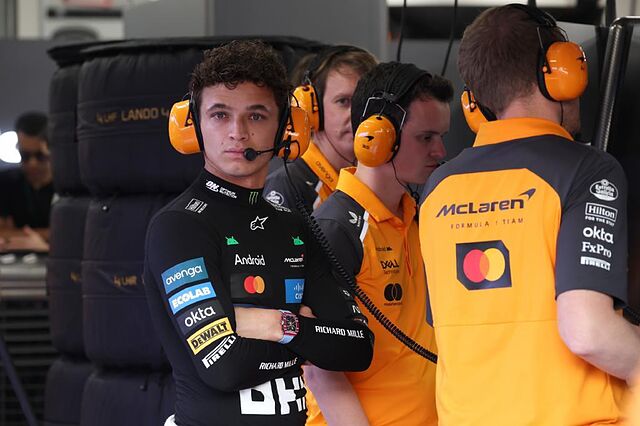 Norris, en el box de McLaren.