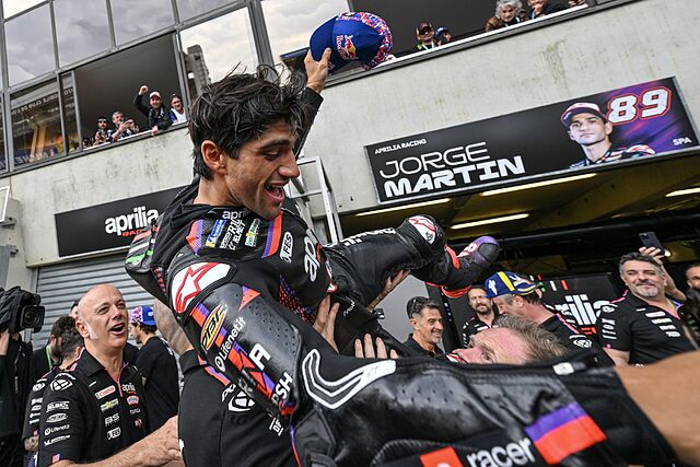Jorge Mart�n, elevado al cielo por los suyos en Le Mans.