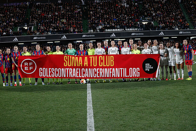 Jugadoras de Real Madrid y Barcelona en la previa de la final de la Supercopa de Espa�a