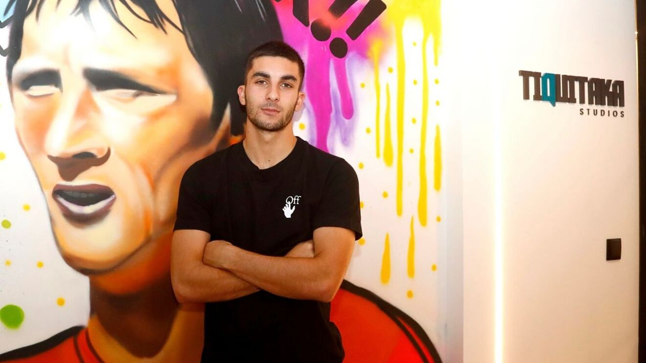 Ferran Torres posa para MARCA en la sede de Tiquitaka Studios, empresa...