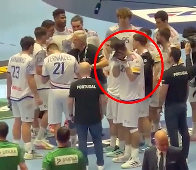 Neves utiliza la tablet durante un tiempo muerto.