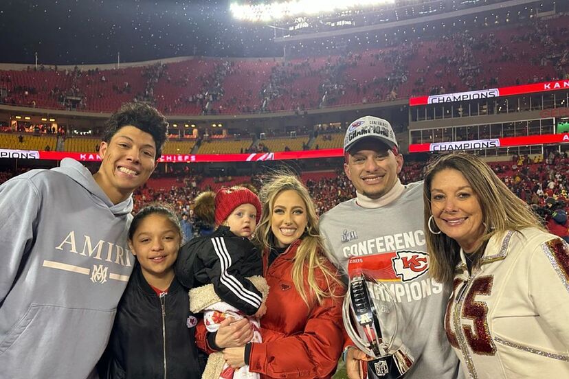 Patrick Mahomes' family faces difficult times, but mother Randi continues  to spread love and charity | Marca
