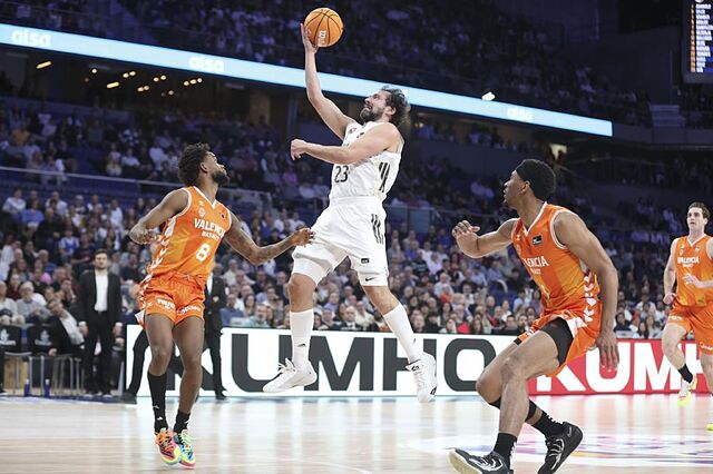 Llull penetra a canasta en un partido de ACB frente a Valencia.