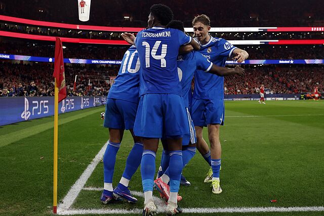 Los jugadores del Real Madrid celebran el gol de Vinicius contra el Benfica
