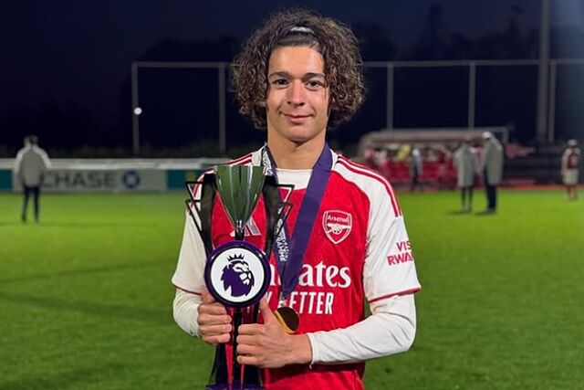 Luis Mu�oz, con un trofeo ganado con el Arsenal.