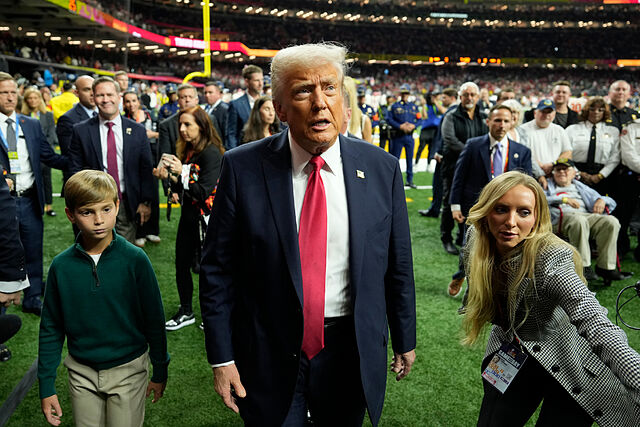 Donald Trump, con su nieto Theodore, antes de la Super Bowl de 2025 entre Philadelphia Eagles y Kansas City Chiefs.