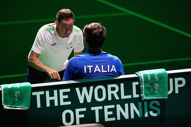 Volandri da instrucciones a Cobolli.