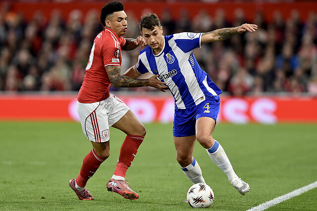 Kiwior e Igor Jesus disputan un bal�n en el Nottingham Forest 1-0 Oporto