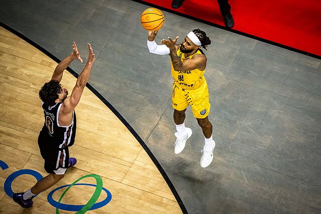 Patty Mills lanza un triple en su primer partido con La Laguna Tenerife.