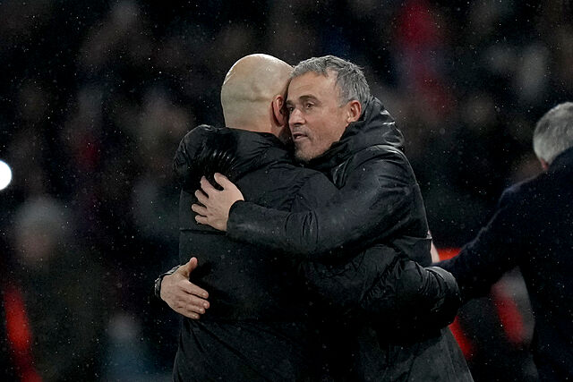 Luis Enrique y Pep Guardiola se abrazan en un partido