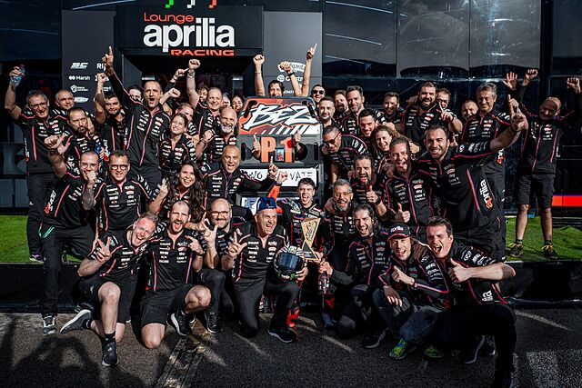 Toda Aprilia celebra con Bezzecchi su victoria en Portimao.