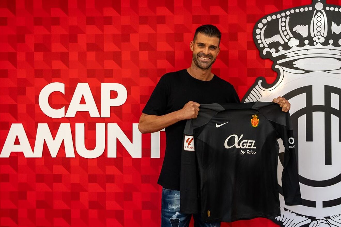 Cu�llar posa con la camiseta de portero del Mallorca.