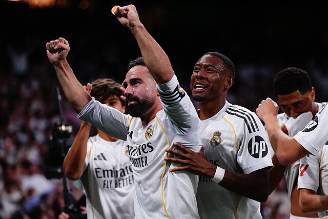 Carvajal celebra con la grada junto a Alaba tras el pase del primer gol.