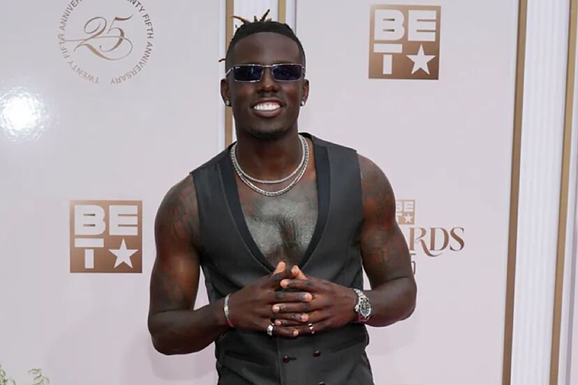 Who is Jamal Roberts, the singer of the national anthem at the College Football Playoff National Championship 2026? | Marca