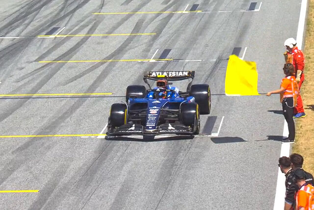 Sainz, tirado en la parrilla.