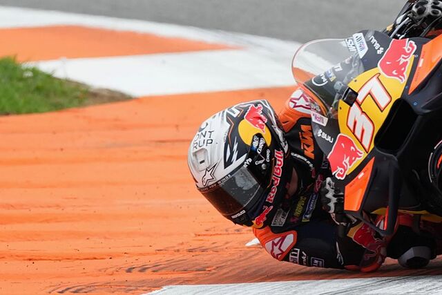 Acosta tumba en Cheste.