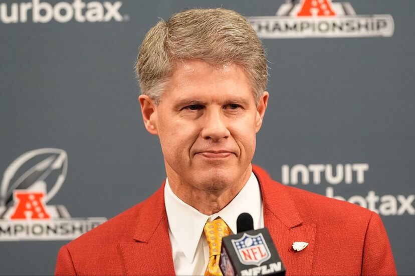 Chiefs owner Clark Hunt criticized for spending millions on a suite and not  having good facilities for the team | Marca