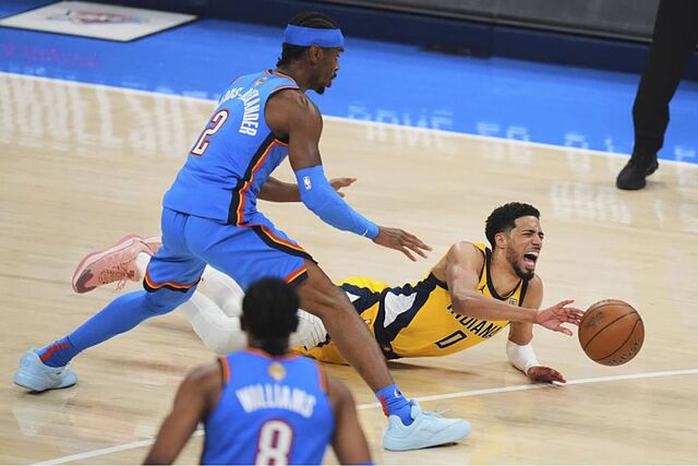 Haliburton en el momento de lesionarse tras intentar superar a Shai.