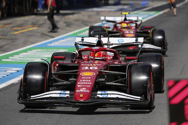 Leclerc y Hamilton salen de boxes.