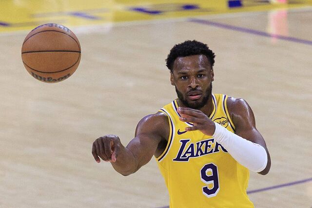 Bronny James, en un momento del partido entre Rockets y Lakers.