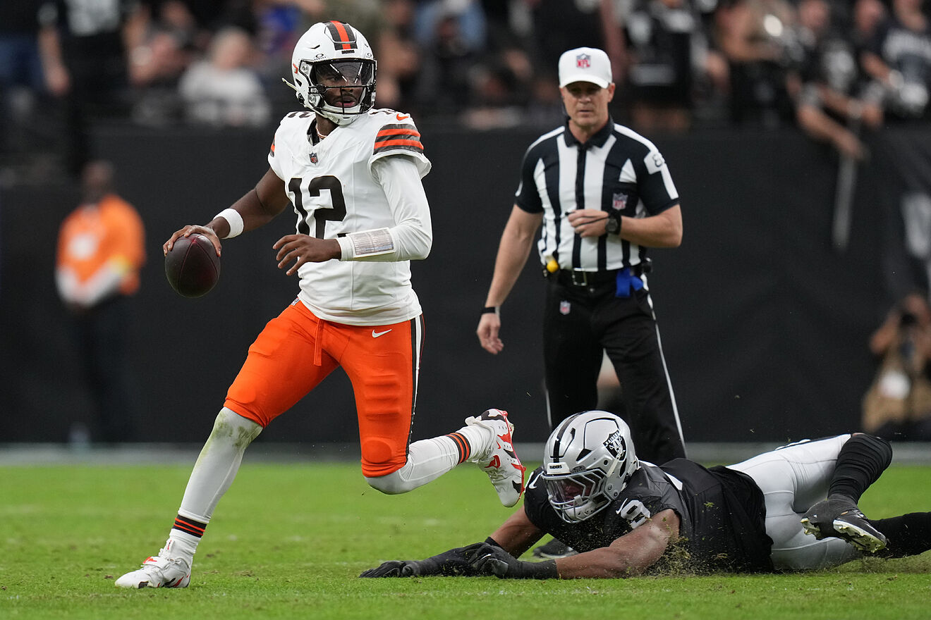 Shedeur Sanders handled a moment of admiration from a referee with...