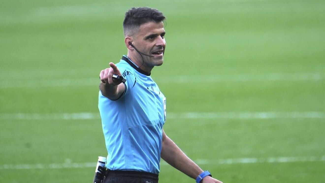 Gil Manzano, dirigiendo un encuentro.