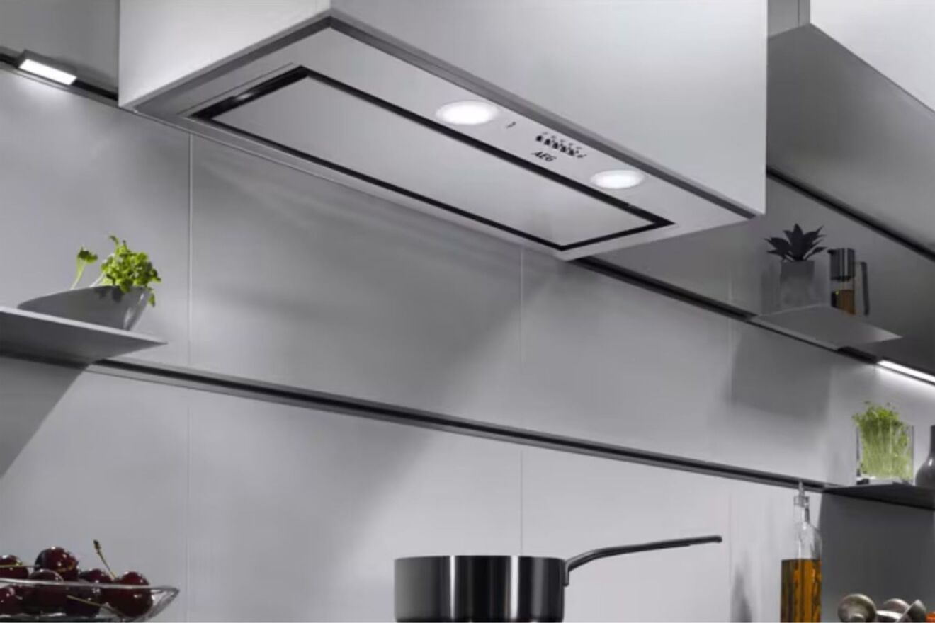 Cocina sin humos ni preocupaciones con la campana AEG que se regula sola.