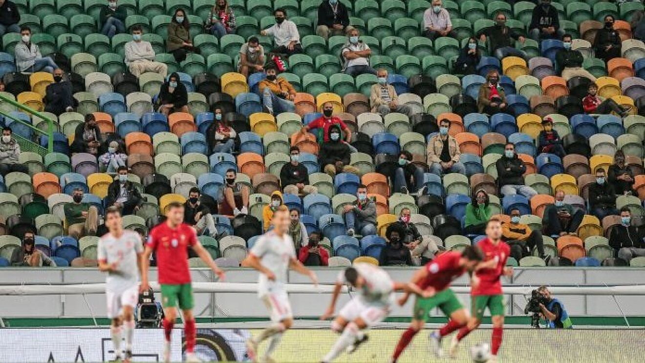 Espectadores durante el Espa�a-Portugal manteniendo las medidas de...