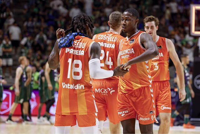 Jugadores de Valencia Basket a la finalizaci�n del partido ante el Unicaja.